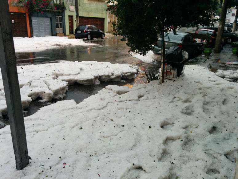 <p>Granizo ficou acumulado em via no bairro da Aclimação, no centro da capital</p>