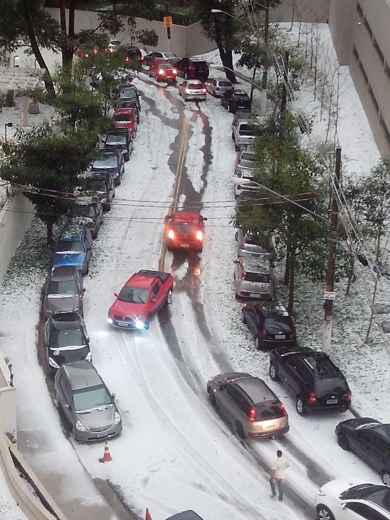 <p>Grande quantidade de granizo deixou a paisagem no bairro do Morumbi, na zona oeste de São Paulo, com aspecto de neve</p>