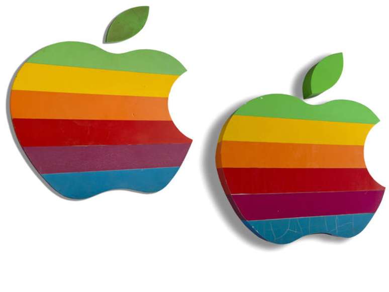 O arco-íris da Apple foi feito em 1977 e utilizado pela empresa até meados de 1997, quando a imagem passou a ser monocromática