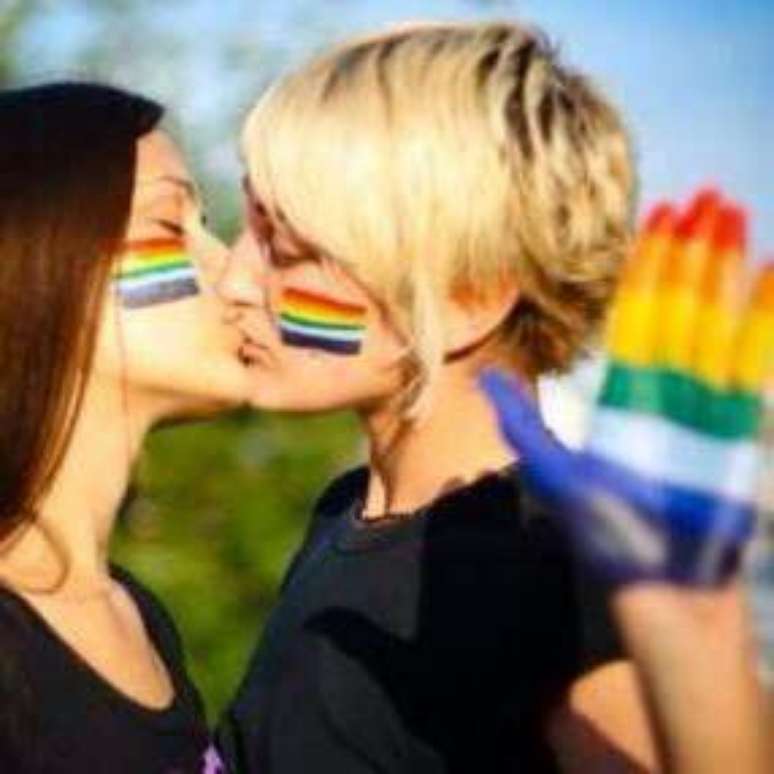 Italiana colocou uma imagem com duas mulheres se beijando e um arco-íris ao fundo