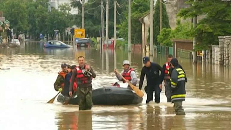 <p>Equipes de resgate enfrentam dificuldades na Sérvia </p>