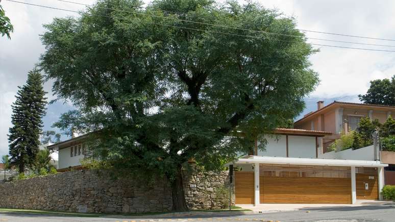 A casa no bairro de Pinheiros, em São Paulo, foi reformada e passou a se destacar pela amplitude, pela integração de ambientes e pelo uso farto de madeira. A obra ficou a cargo do escritório LAB Arquitetos, dos sócios Marino Barros e Rodrigo Leopoldi. Informações: (11) 3031-9481