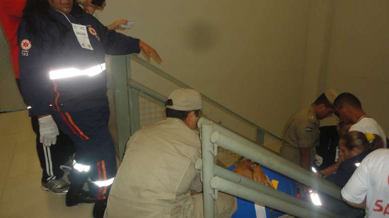 Equipe m&eacute;dica passou por dificuldades para transportar motorista que passou mal de maca pela escada