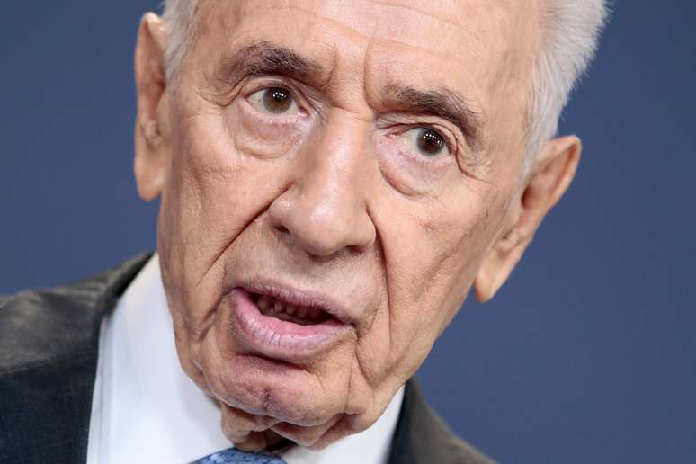 <p>Presidente de Israel, Shimon Peres, responde a perguntas durante uma confer&ecirc;ncia de imprensa em Oslo, em 13 de maio</p>