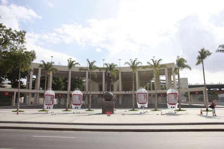 Bolsas de sangue com corações criadas pelo artista plástico Eduardo Srur foram preenchidas ao longo do caminho e estão expostas em frente ao estádio do Maracanã hoje