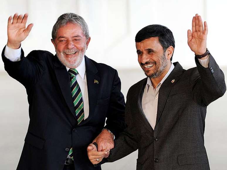 <p><strong>RELAÇÕES EXTERIORES</strong> "Nossa política externa é discutível. Um dos símbolos disso é a imagem do presidente Lula levantando a mão do <em>(presidente iraniano)</em> Mahmoud Ahmadinejad"</p>