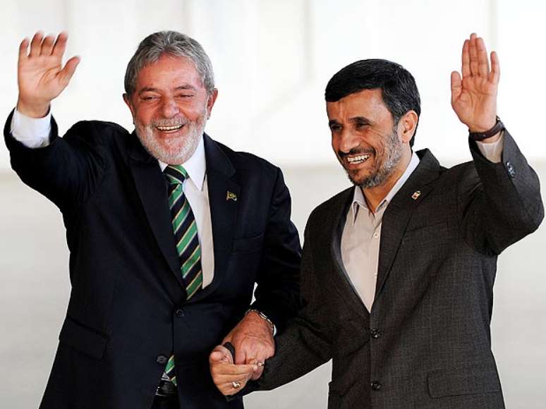<p><strong>RELA&Ccedil;&Otilde;ES EXTERIORES</strong>&nbsp;"Nossa pol&iacute;tica externa &eacute; discut&iacute;vel. Um dos s&iacute;mbolos disso &eacute; a imagem do presidente Lula levantando a m&atilde;o do <em>(presidente iraniano)</em> Mahmoud Ahmadinejad"</p>