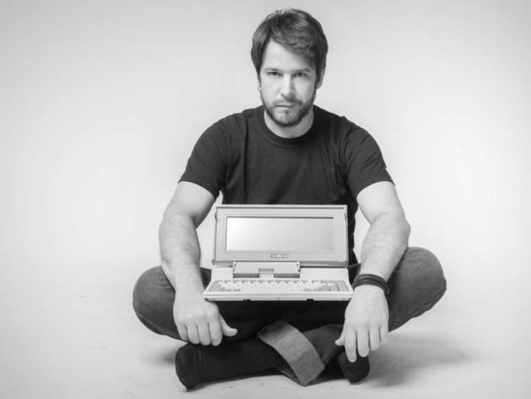 <p>Mesmas poses, mesma express&atilde;o. Jonas Marra &eacute; um personagem pouco original</p>