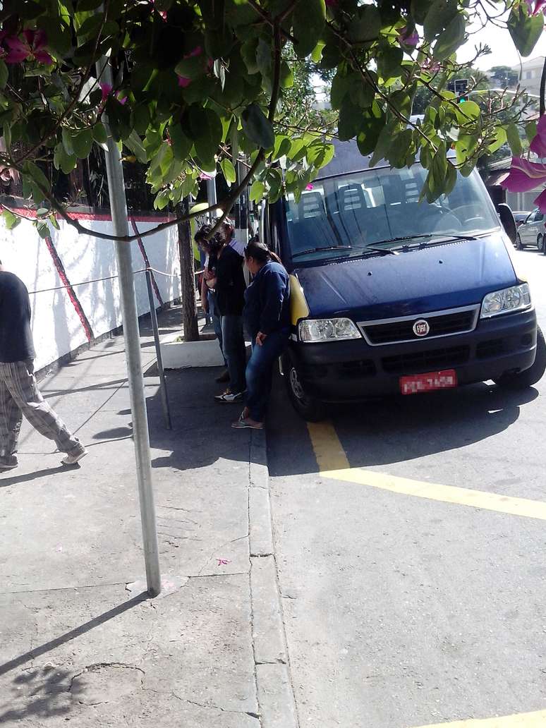 <p>Veículo escolar é fotografado estacionado em local irregular</p>