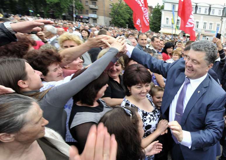 <p>Petro Poroshenko é aclamado pelo público, durante campanha, na Ucrânia. Mais de 50% dos ucranianos dizem que vão votar no magnata</p>