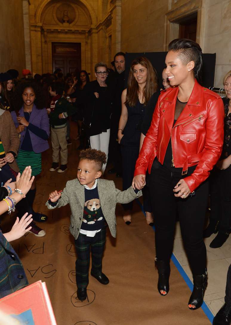 <p>A cantora americana Alicia Keys levou o filho Egypt Dean, que subiu na passarela</p>