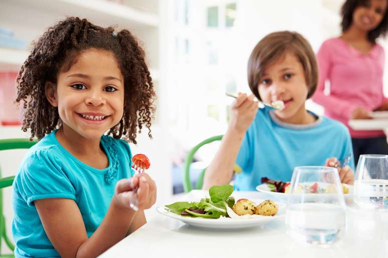 Ofereça alimentos em pequenas porções; se a criança tiver fome, pedirá mais