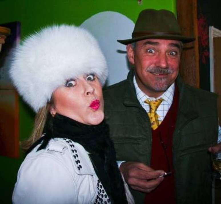 O famoso casal da TV brit&acirc;nica, Dom e Steph Parker, alugou sua mans&atilde;o no condado de Kent, Inglaterra, para uma festa de swing de luxo 