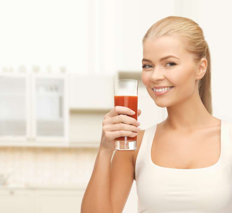 Feito de frutas vermelhas, como morango, melancia, amora e mirtilo, suco vermelho tem propriedades antioxidantes que ajudam a manter a pele jovem  