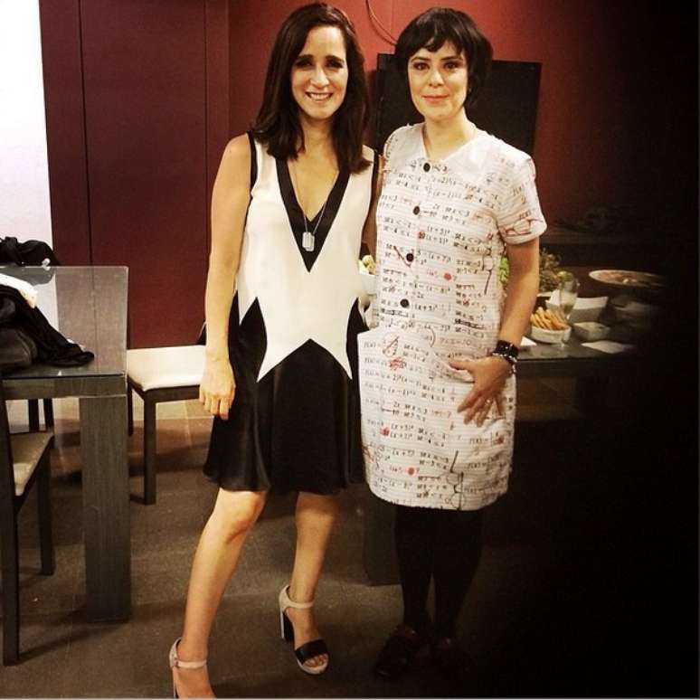 Julieta Venegas e Fernanda Takai posam para foto no camarim