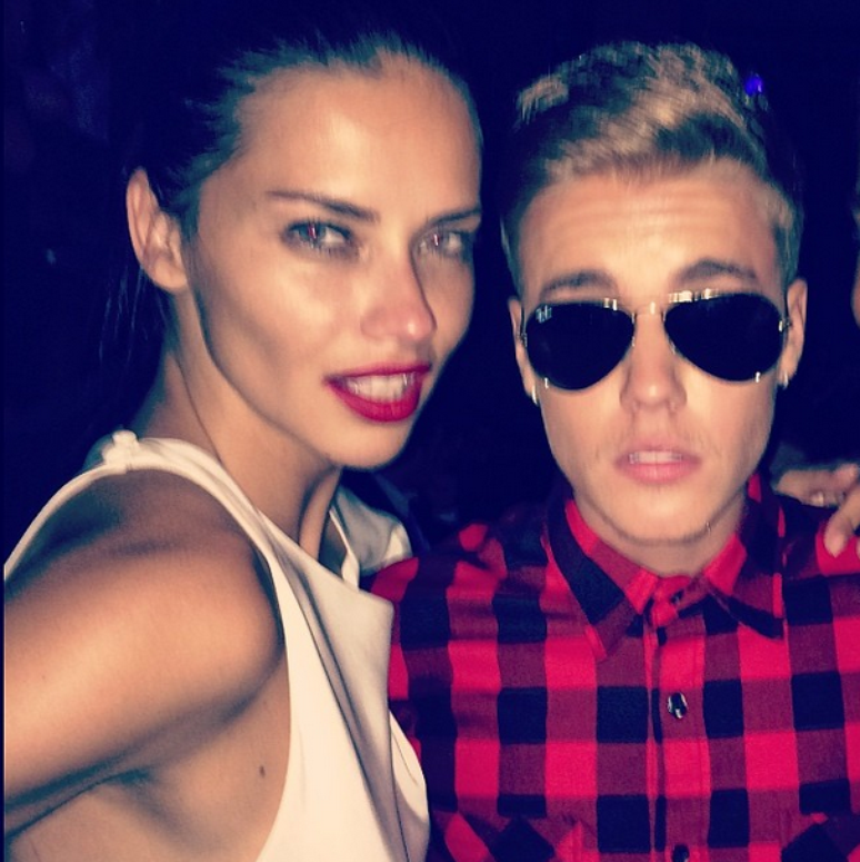 Justin Bieber posta foto ao lado de Adriana Lima