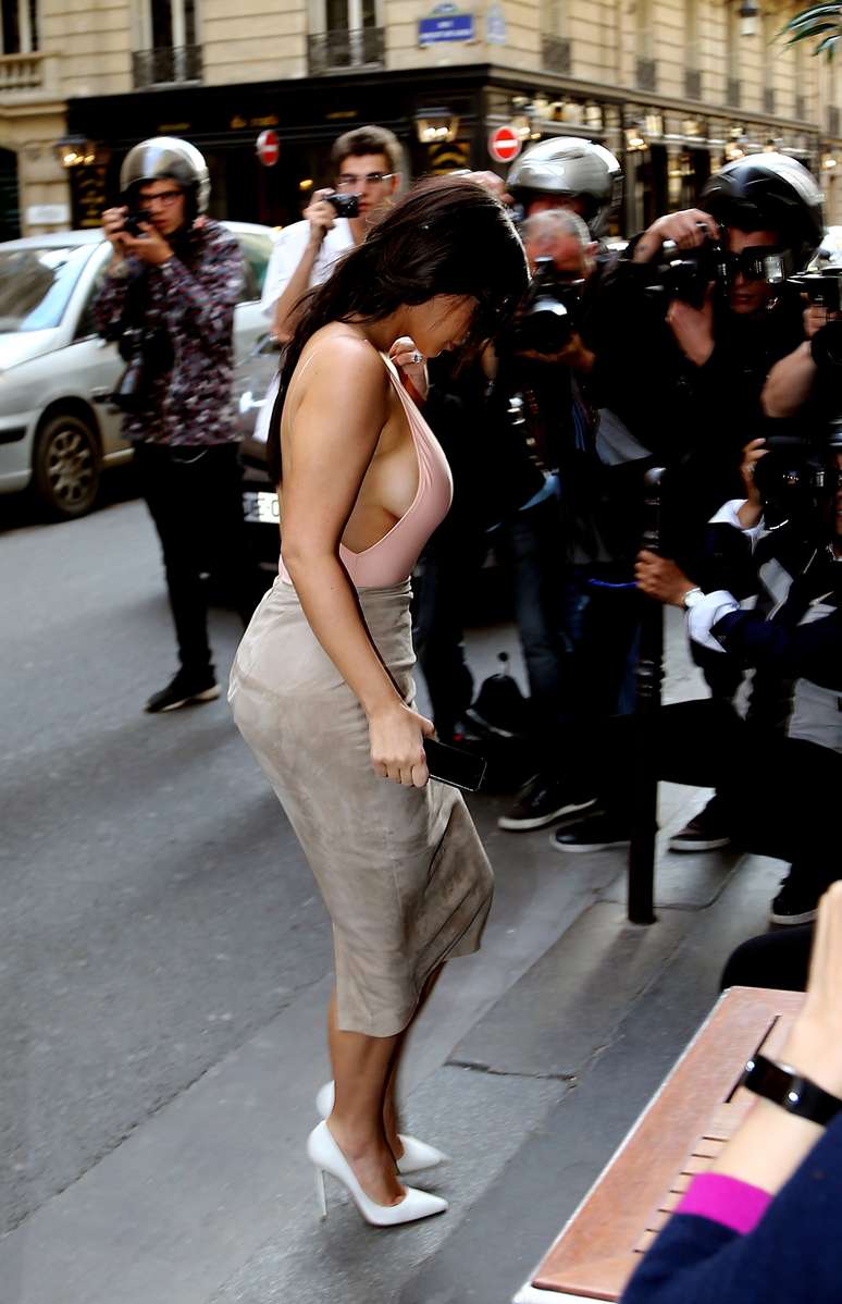 Kim Kardashian usou body superdecotado, deixando a lateral dos seios à mostra. Como não dá para usar sutiã, as mamas não tiveram sustentação. O resultado ficou deselegante e virou um prato cheio para os fotógrafos