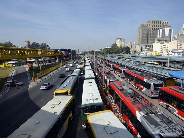 <p>Ônibus estacionados no terminal Dom Pedro, no centro da capital paulista</p>