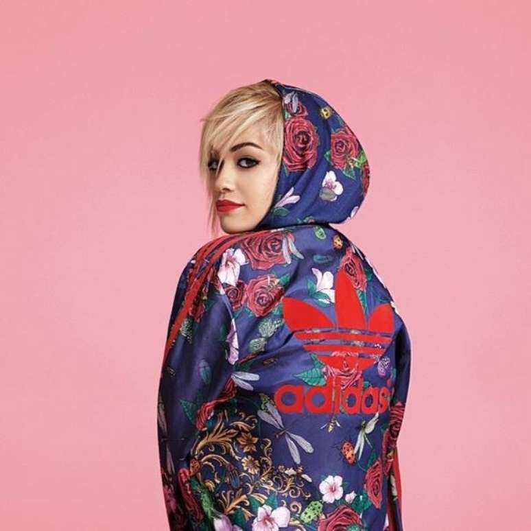 Rita Ora publicou foto no Instagram com uma das peças que criou junto à marca Adidas Originals