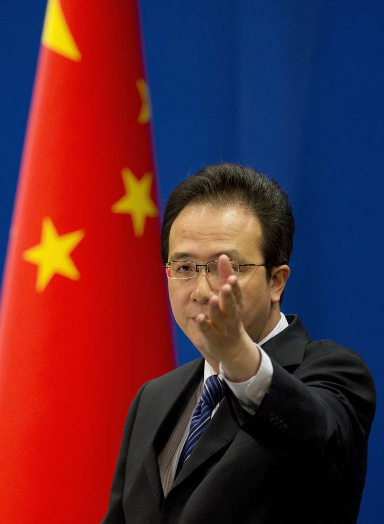 A identidade das outras duas pessoas que teriam falecido "ainda precisa ser confirmada", declarou nesta quarta-feira Hong Lei, porta-voz da diplomacia chinesa