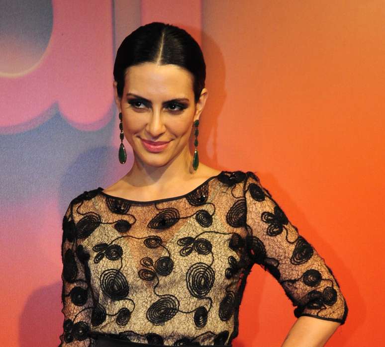 Cleo Pires é fã do look com a risca à mostra e usa até com rabo de cavalo e coque