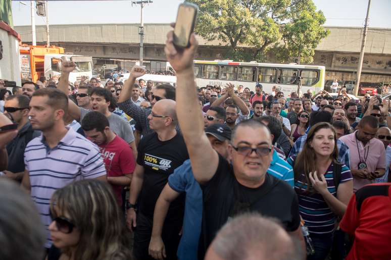 Quando assumimos o governo, o Estado investia R$ 2,2 bilhões em segurança pública. Hoje, são cerca de R$ 9 bilhões. Claro que temos que valorizar, mas fizemos um grande esforço. Foram mais de 120% de aumento real nesses últimos sete anos. Agora, para fazer mais reajustes temos que ter recursos e pé no chão. Não podemos comprometer as contas do Estado. Se eu puder, darei", diz o governador