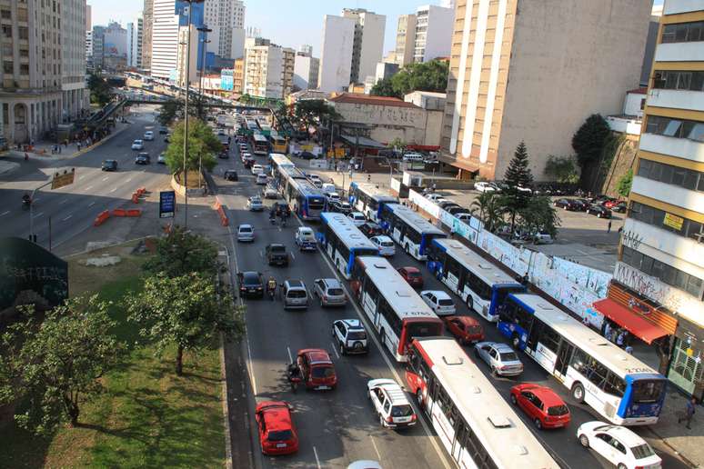<p>Dezenas de ônibus pararam de circular em função da paralisação dos rodoviários na capital paulista</p>