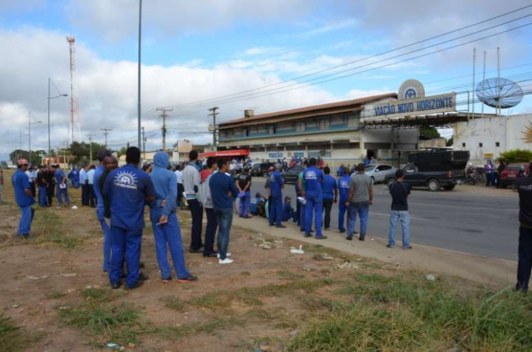 Trabalhadores em greve se concentraram em frente ao terminal