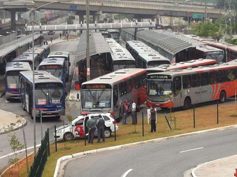 <p>Ônibus fora de operação lotam terminal no início da manhã em Osasco</p>