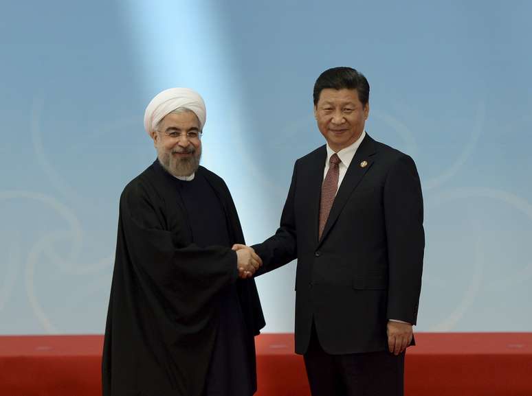 <p>Presidente iraniano, Hassan Rouhani (esquerda) aperta a m&atilde;o do presidente&nbsp;chin&ecirc;s, Xi Jinping, antes da cerim&ocirc;nia de abertura da 4&ordf; Confer&ecirc;ncia sobre Intera&ccedil;&atilde;o e Medidas de Constru&ccedil;&atilde;o da Confian&ccedil;a na &Aacute;sia (CICA) em Xangai, em 21 de maio</p>