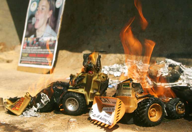 <p>A norte-americana Rachel Corrie, de 23 anos, morreu esmagada em 16 de marco de 2003 por uma escavadeira do Exército de Israel</p>