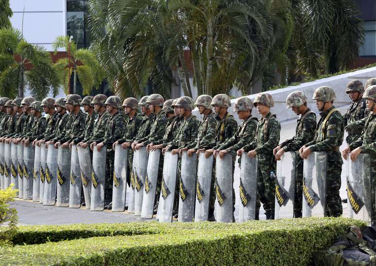 <p>Soldados tailandeses montam guarda do lado de fora de um salão do Clube do Exército, onde grupos contrários se reuniram para discutir a crise no país, nesta quarta-feira</p>