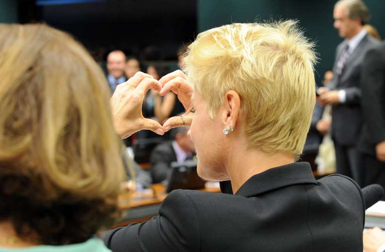 Após ser ofendida por deputado, a apresentadora Xuxa Meneghel responde com 'coração'