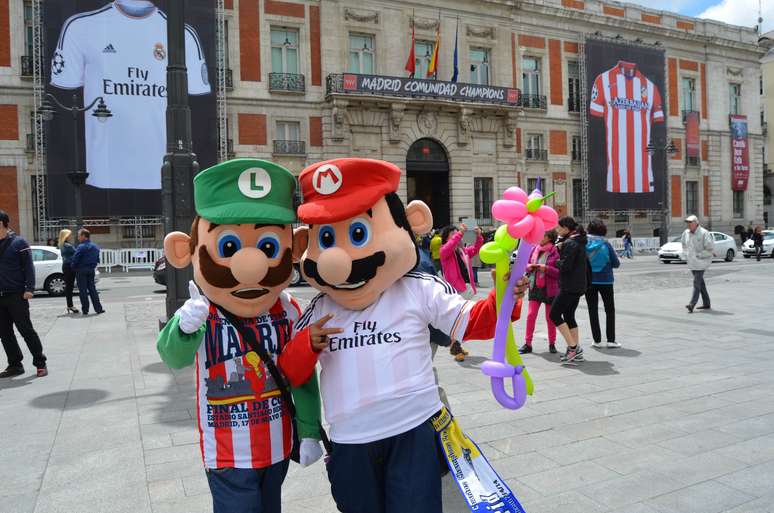 Bonecos com uniformes dos dois times estão a venda em Madri