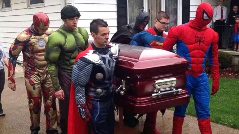 <p>Volunt&aacute;rios e parentes do menino se vestiram de Homem-aranha, Thor, Homem de Ferro, Hulk, Superman e Batman para o funeral</p>