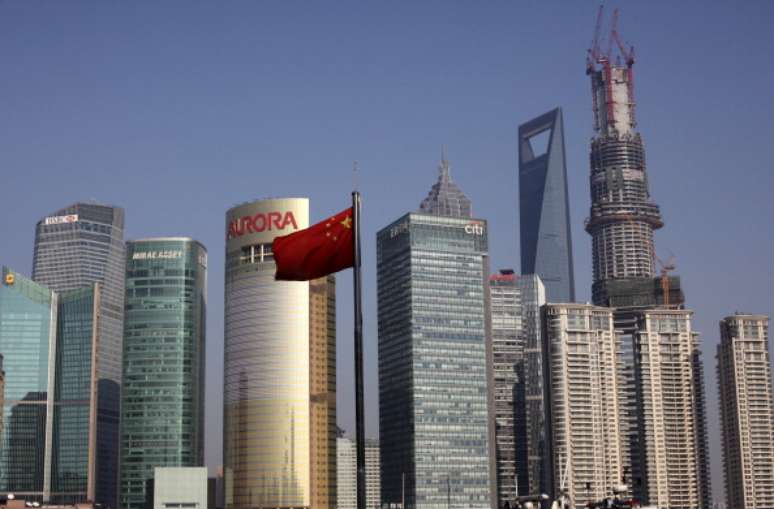 Bandeira da China em frente a prédios em um centro comercial de Xangai