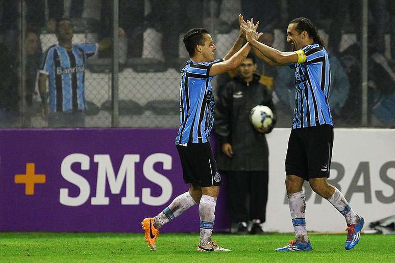 <p>Barcos e Rodriginho comemoram o primeiro gol do Gr&ecirc;mio no jogo</p>