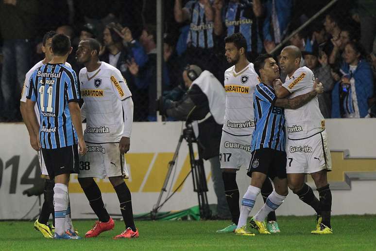 <p>Jogadores do Grêmio e Botafogo se desentenderam ao final da partida</p>