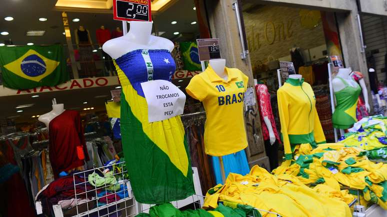 <p>Feriados em função da Copa do Mundo afetaram o movimento nas lojas de todo o País em junho, segundo a Serasa</p>
