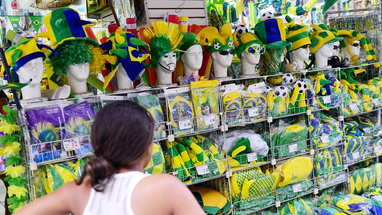 A Copa do Mundo mudou a paisagem do Saara, tradicional comércio popular do Rio de Janeiro: tem taça gigante, invasão de Fulecos, canetas para o corpo, tudo com preços para todos os gostos e bolsos de torcedores; veja fotos 