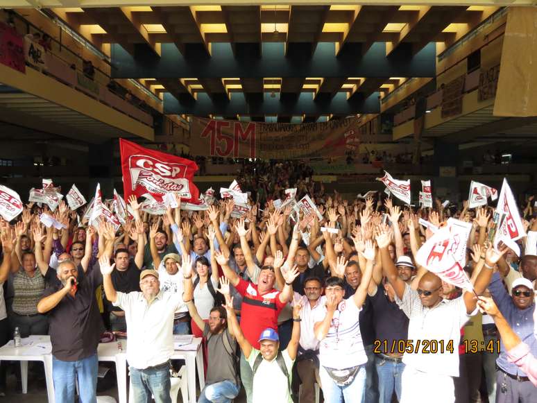 Em assembleia, servidores da USP decidem entrar em greve