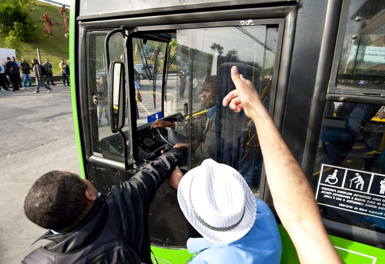 <p>Funcionários da empresa Santa Brígida, onde iniciou a paralisação de motoristas que afetou a capital</p>