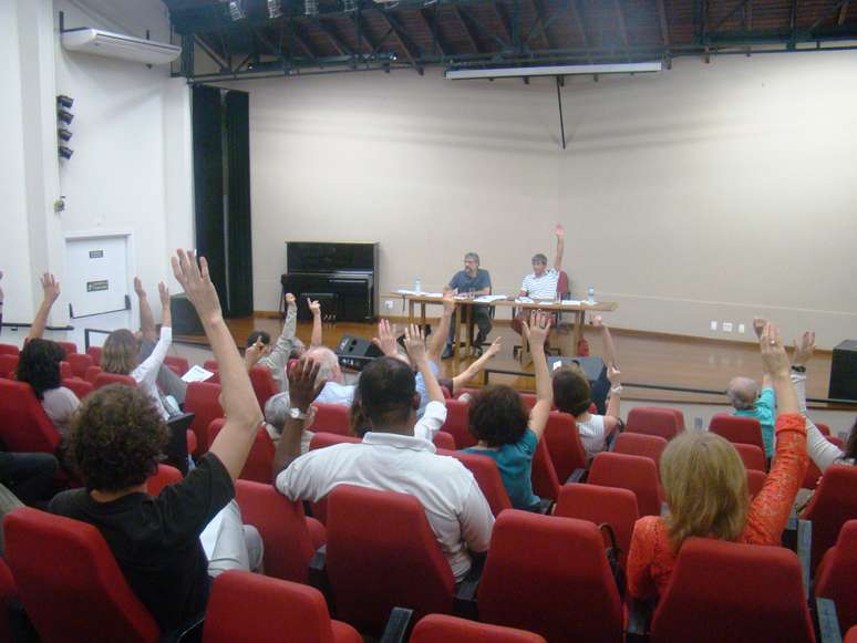 Professores votam pela greve em assembleia na Adunicamp