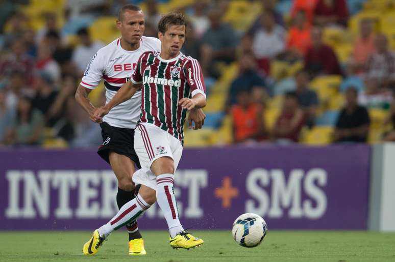 <p>Lu&iacute;s Fabiano e Diguinho disputam bola no jogo do primeiro turno entre S&atilde;o Paulo e Fluminense</p>