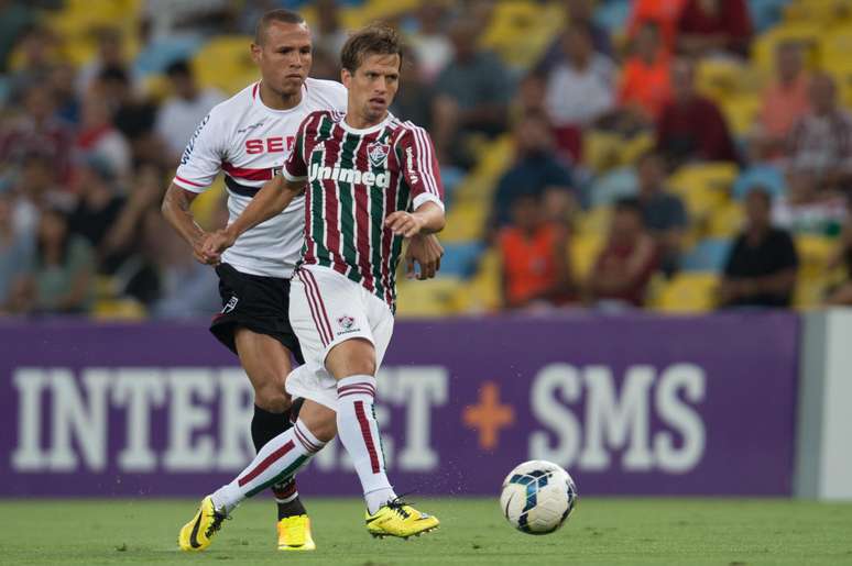 Luís Fabiano e Diguinho disputam bola no meio campo