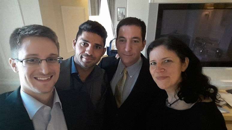 <p>Parceiro de Glenn Greenwald, David Miranda publicou um selfie com Edward Snowden e a cineasta Laura Poitras, nesta quinta-feira em sua conta no Facebook</p>