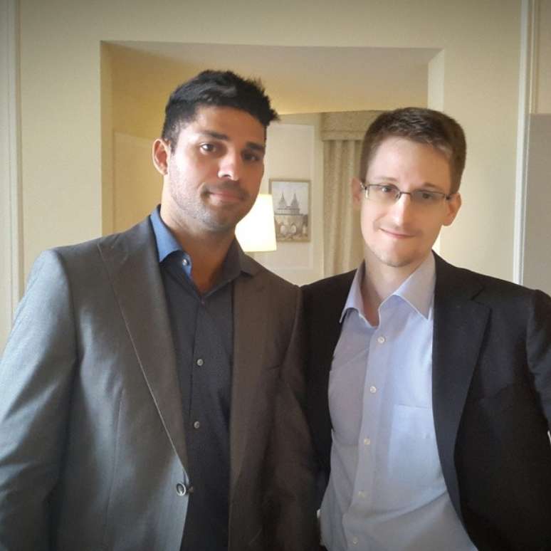 <p>Miranda postou uma foto dele com Snowden, em sua conta no Facebook, nesta quinta-feira</p>