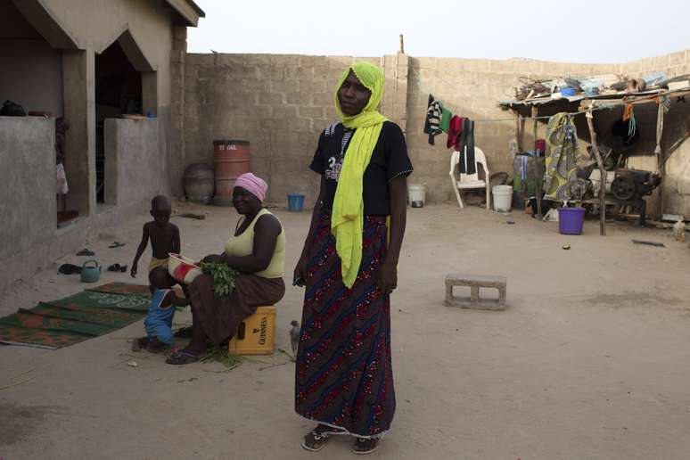 <p>Rachel Daniel (ao centro), 35, m&atilde;e da estudante raptada Rose Daniel, 17, posa para uma foto em sua casa em Maiduguri, Nig&eacute;ria, em 21 de maio</p>