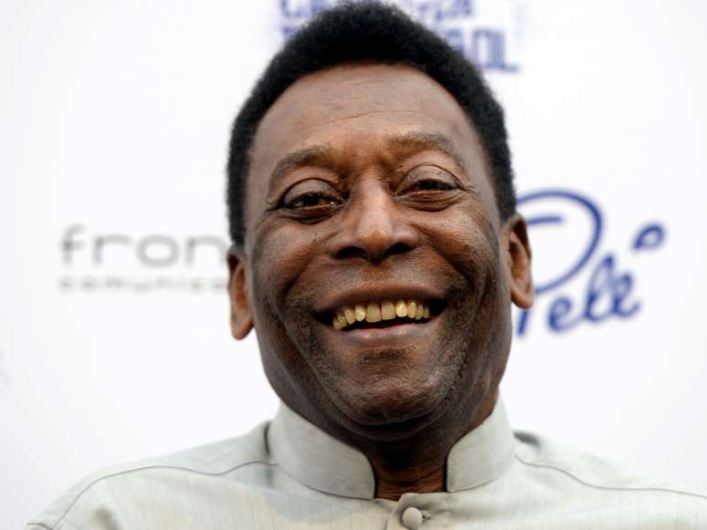 <p>Pelé crê que torcida deve abraçar Seleção na Copa em casa</p>