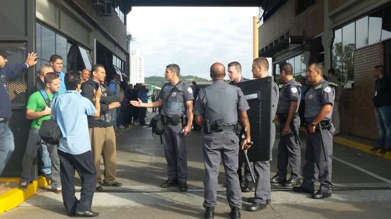 Policiais militares garantiram a saída de alguns ônibus da garagem 